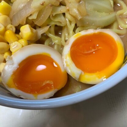 煮卵をレシピどおりに作って、さっそくラーメンのトッピングに使いました。この写真はあまり美味しそうに見えませんが理想的な固さと味付けに仕上がりました。